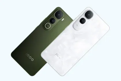 هاتف iQOO Z10 Lite باللونين الأخضر والأبيض